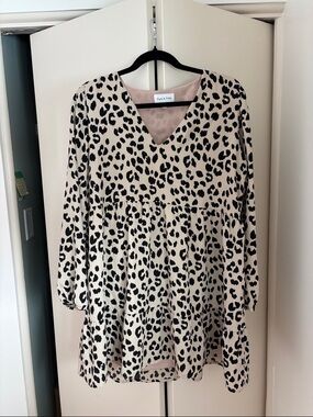 Park & Fifth Black and Beige Leopard Print V-Neck mini dress